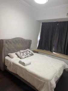 un grand lit dans une chambre avec une fenêtre dans l'établissement R&F Seine Region, à Gua Sai