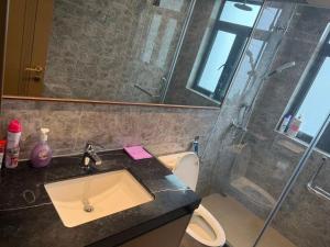 une salle de bain avec lavabo et douche dans l'établissement R&F Seine Region, à Gua Sai