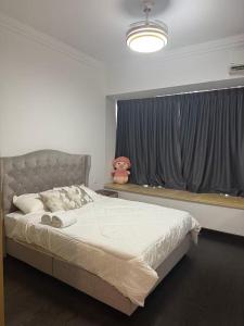 une chambre avec un grand lit et une fenêtre dans l'établissement R&F Seine Region, à Gua Sai