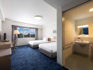 宗像Mercure Fukuoka Munakata Resort & Spa的有两张床和一个水槽的酒店房间 更多104张照片