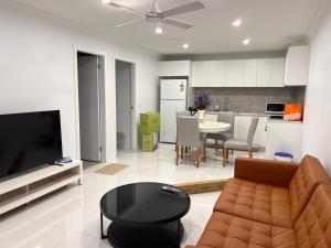 ein Wohnzimmer mit Sofa und Tisch in der Unterkunft North Parrramatta, NSW 2151 in Sydney