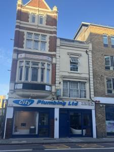 Το κτήριο όπου στεγάζεται  το διαμέρισμα +10 φωτογραφίες