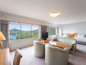 una habitación de hotel con una cama y una ventana grande en Mercure Kyoto Miyazu Resort & Spa, en Miyazu 108 fotos más