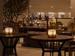 唐津Mercure Saga Karatsu Resort的餐厅的2张桌子和椅子,设有酒吧 更多79张照片