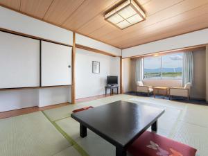 Una televisión o centro de entretenimiento en Grand Mercure Lake Hamana Resort & Spa