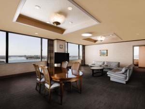 Una televisión o centro de entretenimiento en Grand Mercure Lake Hamana Resort & Spa 107 fotos más