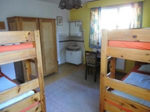 een kamer met twee stapelbedden en een bureau bij Haus Friedland in Pirna