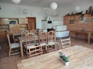 een kamer met een tafel en stoelen en een eetkamer bij Haus Friedland in Pirna