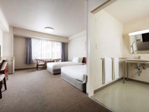 um quarto de hotel com uma cama e uma mesa em Grand Mercure Lake Biwa Resort & Spa em Nagahama mais 121 fotografias
