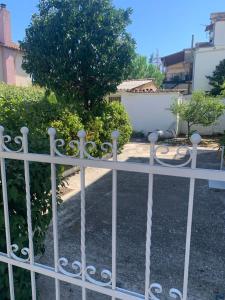 Κήπος έξω από το Studio Almyros