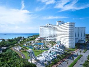 Bazén v ubytování Grand Mercure Okinawa Cape Zanpa Resort nebo v jeho okolí