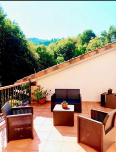 a patio with chairs and a table on a balcony at Casa vacacional Los Enserados in Renedo de Piélagos