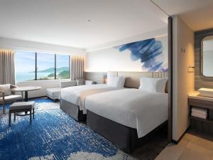 Postel nebo postele na pokoji v ubytování Grand Mercure Wakayama Minabe Resort & Spa + 132 fotografií