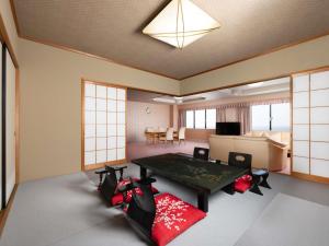 Una habitación con una mesa y una sala de estar. en Grand Mercure Wakayama Minabe Resort & Spa, en Minabe