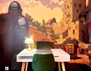 un ordinateur portable assis sur un bureau avec un tableau dans l'établissement Le Forterre - 2 chambres - Parking - Jardin, à Toucy