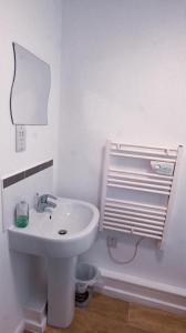 une salle de bain blanche avec un lavabo et un miroir dans l'établissement Greenings Apt Warrington - 2 Bed with FREE off road Parking & Wifi, à Warrington 21 autres photos