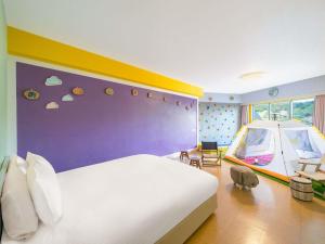 1 dormitorio con 1 cama y 1 habitación con 1 cuna en Grand Mercure Awaji Island Resort & Spa, en Minamiawaji 179 fotos más