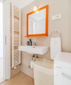 Ένα μπάνιο στο Apartments & Rooms Flowers +11 φωτογραφίες