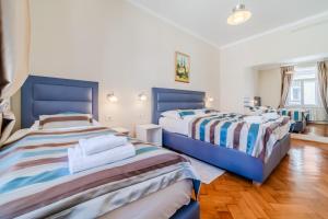 Ένα ή περισσότερα κρεβάτια σε δωμάτιο στο Apartments & Rooms Flowers