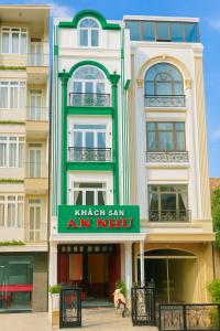 un bâtiment avec une enseigne indiquant « kjer say an inn » dans l'établissement Khách Sạn An Như, à Đà Lạt