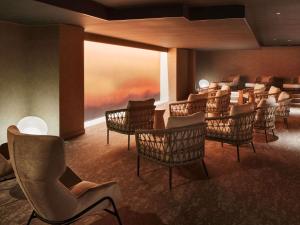 - un groupe de chaises dans une salle d'attente dans l'établissement Grand Mercure Yatsugatake Resort & Spa, à Hokuto