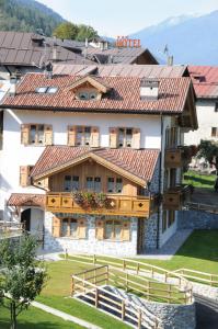 un bâtiment avec une clôture devant lui dans l'établissement Maso Margherita, à Commezzadura