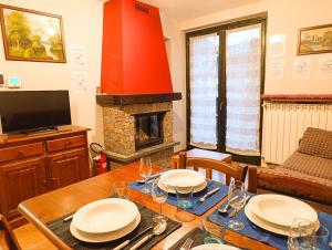 TV a/nebo společenská místnost v ubytování 3 Min Walk To Slopes - Mountains & Comfort