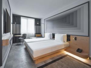 Un dormitorio con una cama grande y una mesa. en ibis Istanbul Sisli, en Estambul 49 fotos más