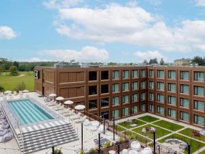 维佐拉提契诺TRIBE Milano Malpensa的有游泳池和建筑的酒店