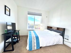 Ένα ή περισσότερα κρεβάτια σε δωμάτιο στο Renovated Apartment -with Stunning Windows