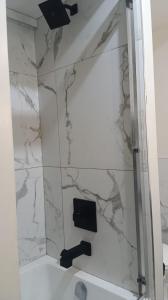 Ένα μπάνιο στο Vancouver Downtown Guest House - Near Skytrain, Free Parking & Fast Wifi +15 φωτογραφίες