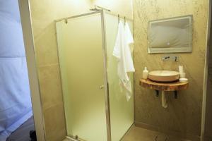 un baño con ducha y lavabo en Rabwa Geodesic Dome, en Misfāh