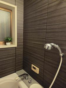 ein Badezimmer mit Dusche und Waschbecken in der Unterkunft 一棟貸 風kaze in Ōgaki