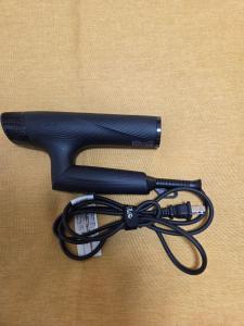 ein schwarzer Haartrockner auf einem Tisch in der Unterkunft 一棟貸 風kaze in Ōgaki