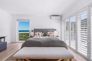 开普敦Pingu Beachhouse with Jacuzzi Hout Bay Cape Town的一间带床的卧室，可欣赏海景 更多73张照片