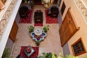 マラケシュにあるRiad ZANOUBAのテーブルと椅子が備わる客室のオーバーヘッドビュー