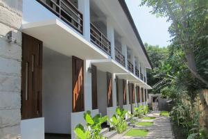an external view of a building with plants at Dream Divers Resort in Gili Trawangan