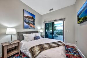 une chambre avec un lit et une grande fenêtre dans l'établissement LUXE 11 Blue Diamond Lodge Lake Tahoe, à Stateline 74 autres photos