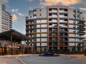 イスタンブールにあるMövenpick Living Istanbul Saklivadiの大きな建物