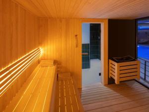 un sauna vide avec un banc et une fenêtre dans l'établissement Mövenpick Living Istanbul Saklivadi, à Istanbul 51 autres photos