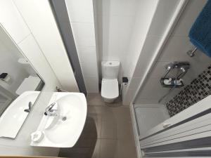 Biopark View Apartment في فالنسيا: حمام صغير مع حوض ومرحاض +12 صورة