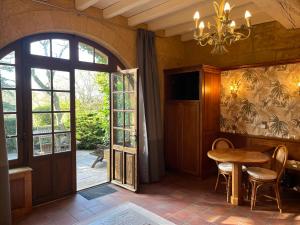 TV a/nebo společenská místnost v ubytování La Closerie de Baneuil