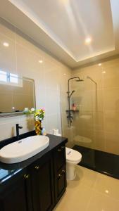 Et badeværelse på Pattaya Downtown Pool Villa