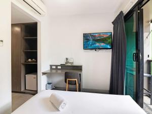 1 dormitorio con 1 cama y escritorio con TV en la pared en Ibis Darwin Airport Hotel, en Darwin 38 fotos más