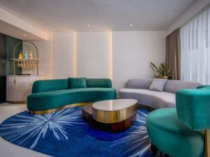 una sala de estar con un sofá y una mesa en Gem Forest Hotel Nairobi - MGallery Collection, en Nairobi 133 fotos más