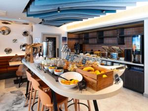 Una línea de buffet en un restaurante con fruta en ella. en ibis Styles Burton On Trent, en Burton upon Trent