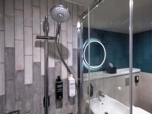un baño con ducha y lavabo en ibis Styles Burton On Trent, en Burton upon Trent 30 fotos más