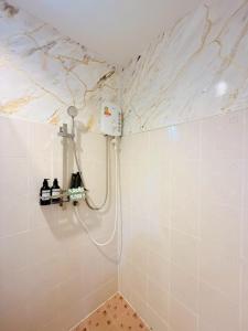 Ένα μπάνιο στο The Sense