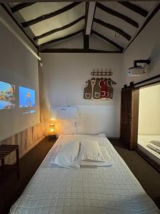 Un dormitorio con una gran cama blanca en una habitación. en Damyang Hwayang, en Damyang 14 fotos más