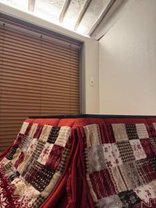 Una cama con edredón en un dormitorio en Damyang Hwayang, en Damyang